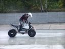 Quadowcy na płytach poślizgowych