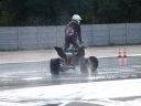 Quadowcy na płytach poślizgowych